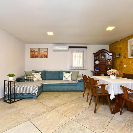 House 1012 Fažana